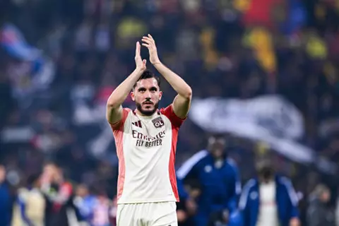 الرسالة الأخيرة قبل انضمامه لمانشستر سيتي.. شرقي يودع ليون